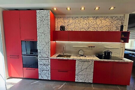 Cucina esposta in showroom Bonetto con finiture De Rosso e grafica geometrica
